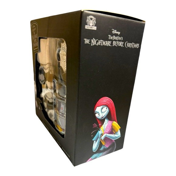 NIGHTMARE BEFORE CHRISTMAS GIFT SET 12 oz MUG, SOCKS, & KEYCHAIN NIB - Picture 4 of 7